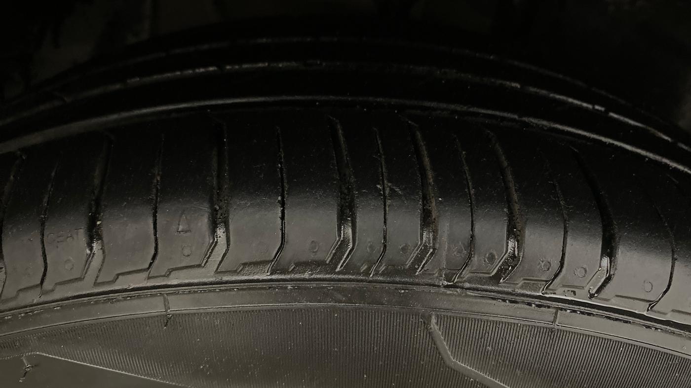 2020 Tata NEXON XZA PLUS (O) DIESEL, Diesel, Automatic, 1,28,359 km, Right Front Tyre Tread