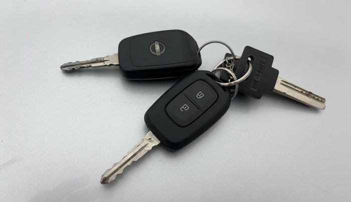 2021 Nissan MAGNITE XL, Petrol, Manual, 33,742 km, Key Close Up