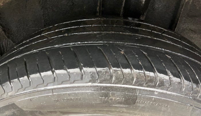 2021 Nissan MAGNITE XL, Petrol, Manual, 33,742 km, Left Rear Tyre Tread