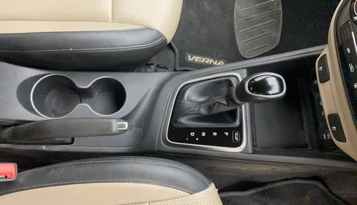 2018 Hyundai Verna 1.6 VTVT SX (O) AT, Petrol, Automatic, 68,366 km, Gear Lever