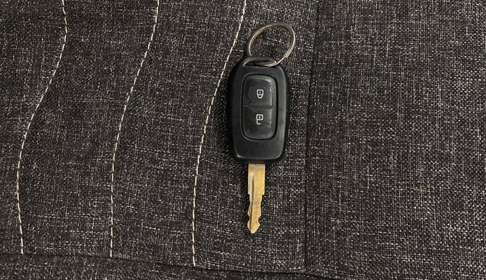 2017 Renault Kwid RXT 1.0 AMT, CNG, Automatic, 40,336 km, Key Close Up