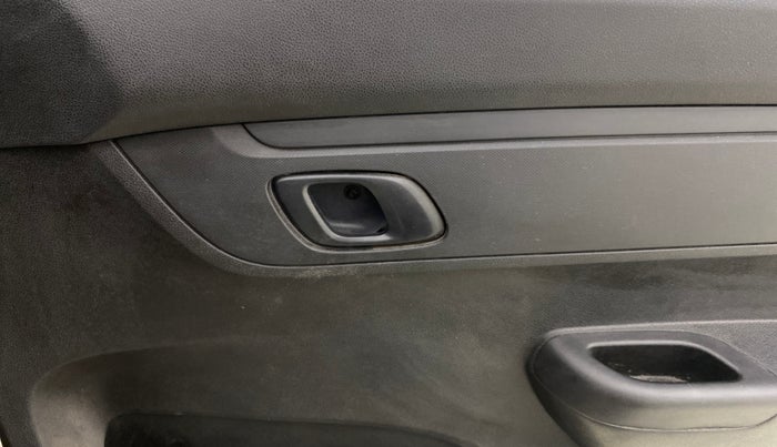 2017 Renault Kwid RXT 1.0 AMT, CNG, Automatic, 40,336 km, Driver Side Door Panels Control