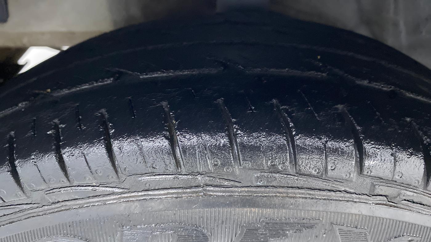 2013 Hyundai Eon D LITE PLUS, Petrol, Manual, 38,442 km, Left Front Tyre Tread