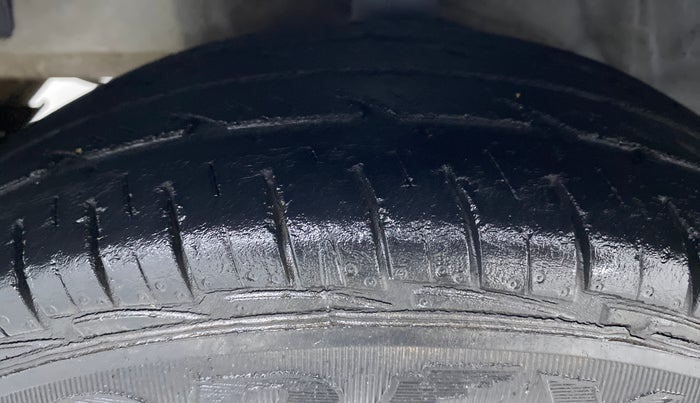 2013 Hyundai Eon D LITE PLUS, Petrol, Manual, 38,442 km, Left Front Tyre Tread