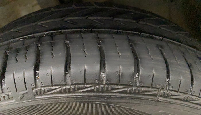 2014 Honda Brio S MT, Petrol, Manual, 35,177 km, Left Front Tyre Tread