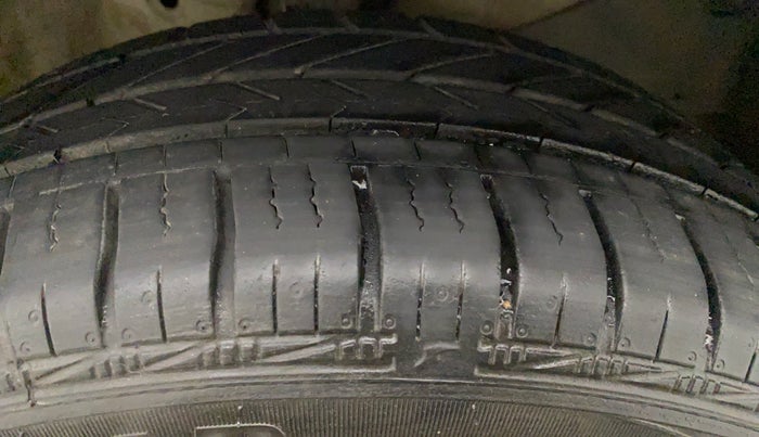 2014 Honda Brio S MT, Petrol, Manual, 35,177 km, Right Front Tyre Tread