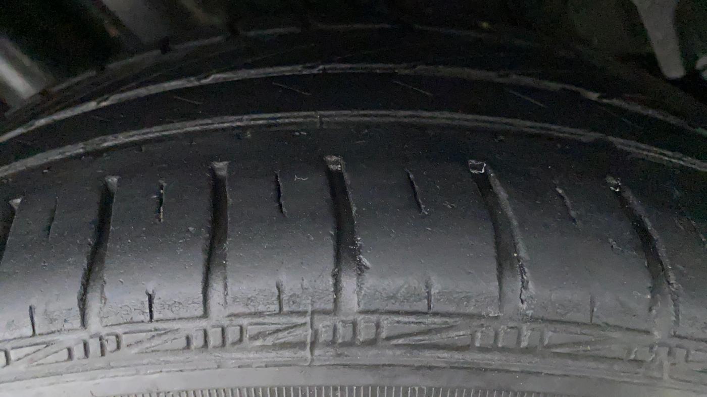 2017 Volkswagen Vento HIGHLINE 1.2 TSI AT, Petrol, Automatic, 68,162 km, Right Rear Tyre Tread