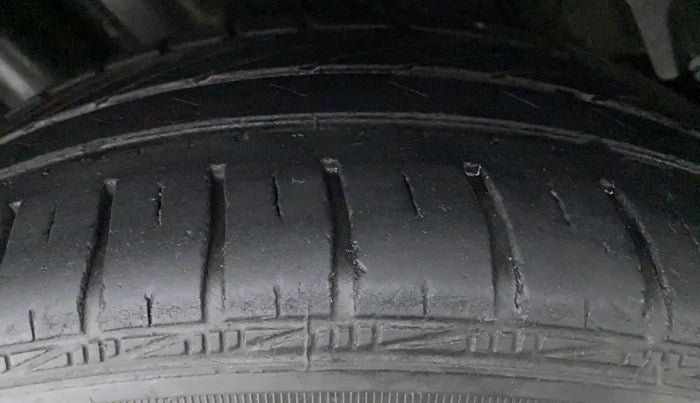 2017 Volkswagen Vento HIGHLINE 1.2 TSI AT, Petrol, Automatic, 68,162 km, Right Rear Tyre Tread