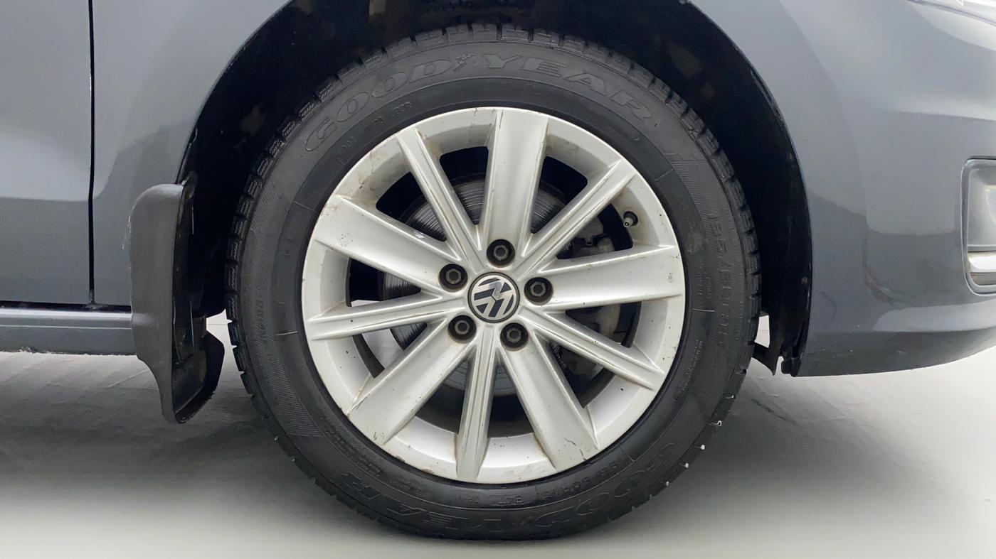 2017 Volkswagen Vento HIGHLINE 1.2 TSI AT, Petrol, Automatic, 68,162 km, Right Front Wheel