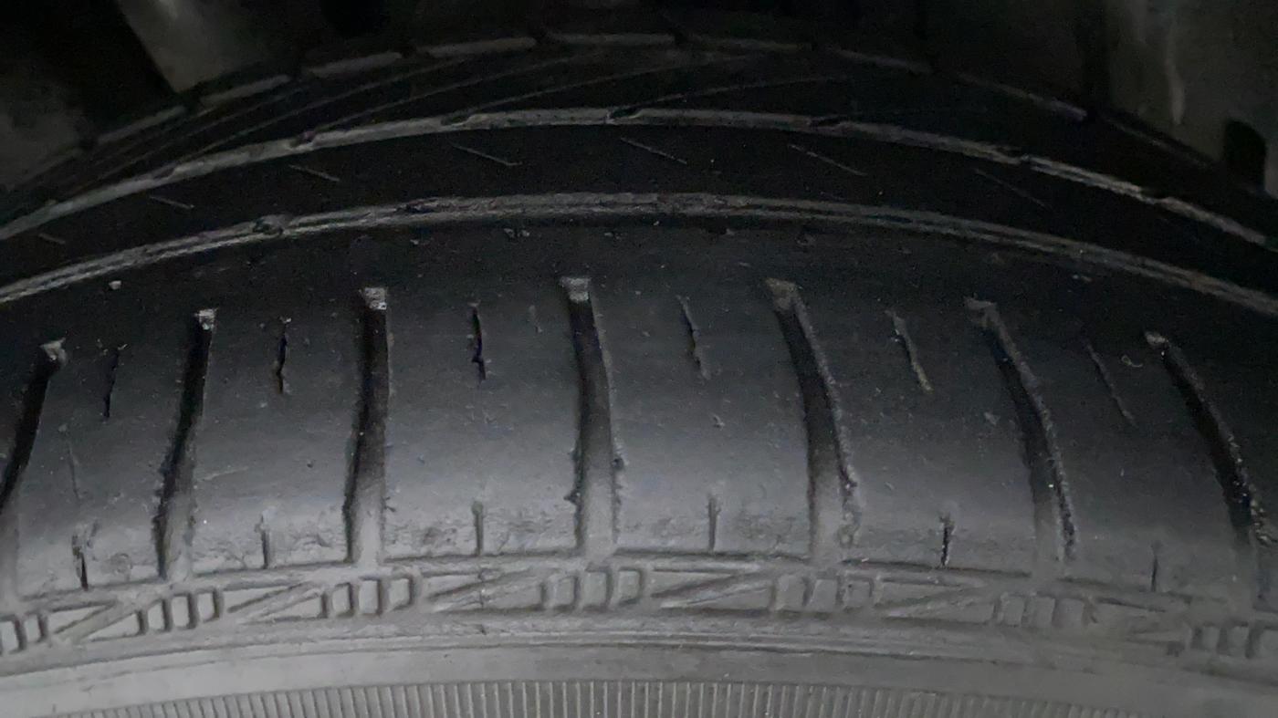 2017 Volkswagen Vento HIGHLINE 1.2 TSI AT, Petrol, Automatic, 68,162 km, Left Front Tyre Tread