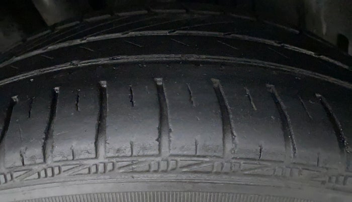 2017 Volkswagen Vento HIGHLINE 1.2 TSI AT, Petrol, Automatic, 68,162 km, Left Front Tyre Tread