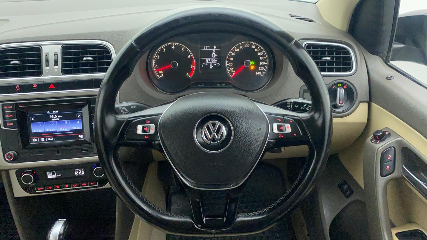 2017 Volkswagen Vento HIGHLINE 1.2 TSI AT, Petrol, Automatic, 68,162 km, Steering Wheel Close Up