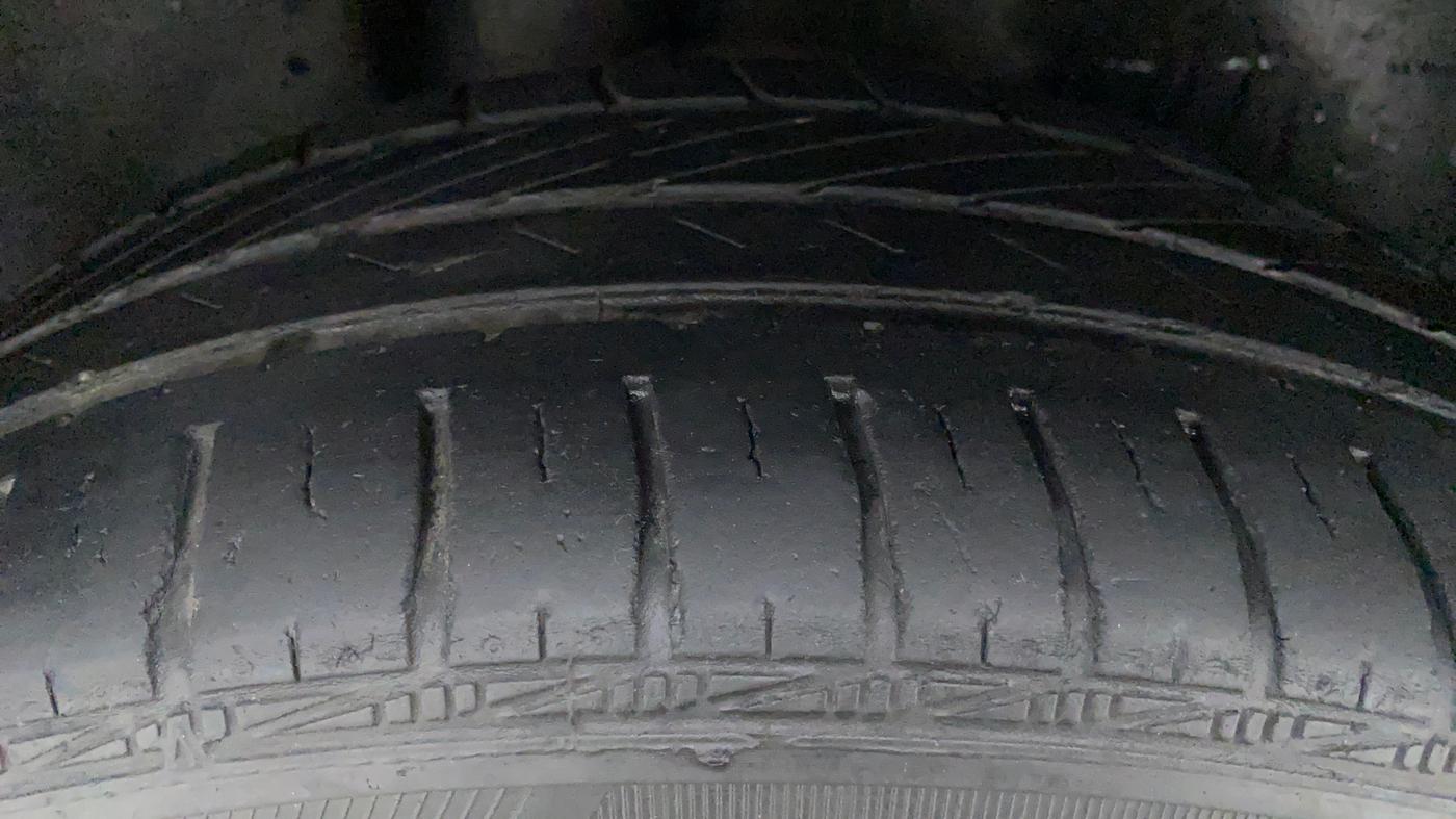 2017 Volkswagen Vento HIGHLINE 1.2 TSI AT, Petrol, Automatic, 68,162 km, Right Front Tyre Tread