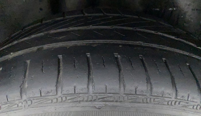 2017 Volkswagen Vento HIGHLINE 1.2 TSI AT, Petrol, Automatic, 68,162 km, Right Front Tyre Tread