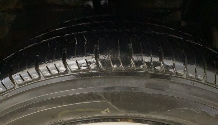 2017 Maruti Ciaz DELTA 1.4 MT PETROL, Petrol, Manual, 63,096 km, Right Front Tyre Tread