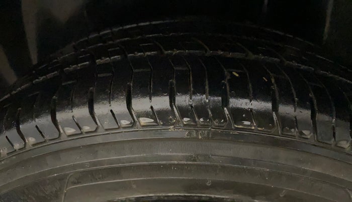 2017 Maruti Ciaz DELTA 1.4 MT PETROL, Petrol, Manual, 63,096 km, Left Rear Tyre Tread