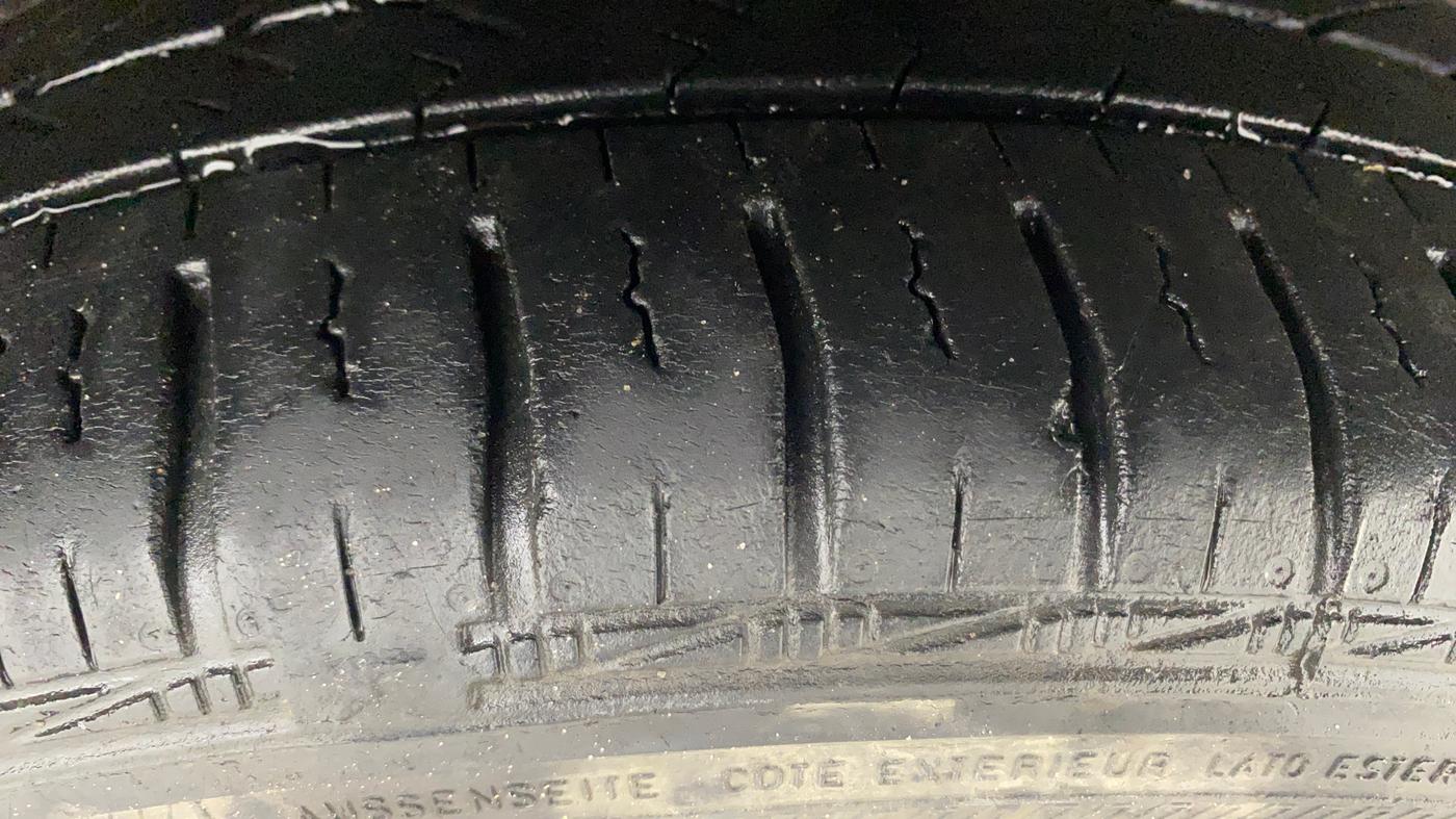 2016 Hyundai i10 MAGNA 1.1, Petrol, Manual, 57,449 km, Right Front Tyre Tread