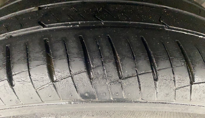 2016 Hyundai i10 MAGNA 1.1, Petrol, Manual, 57,449 km, Right Rear Tyre Tread