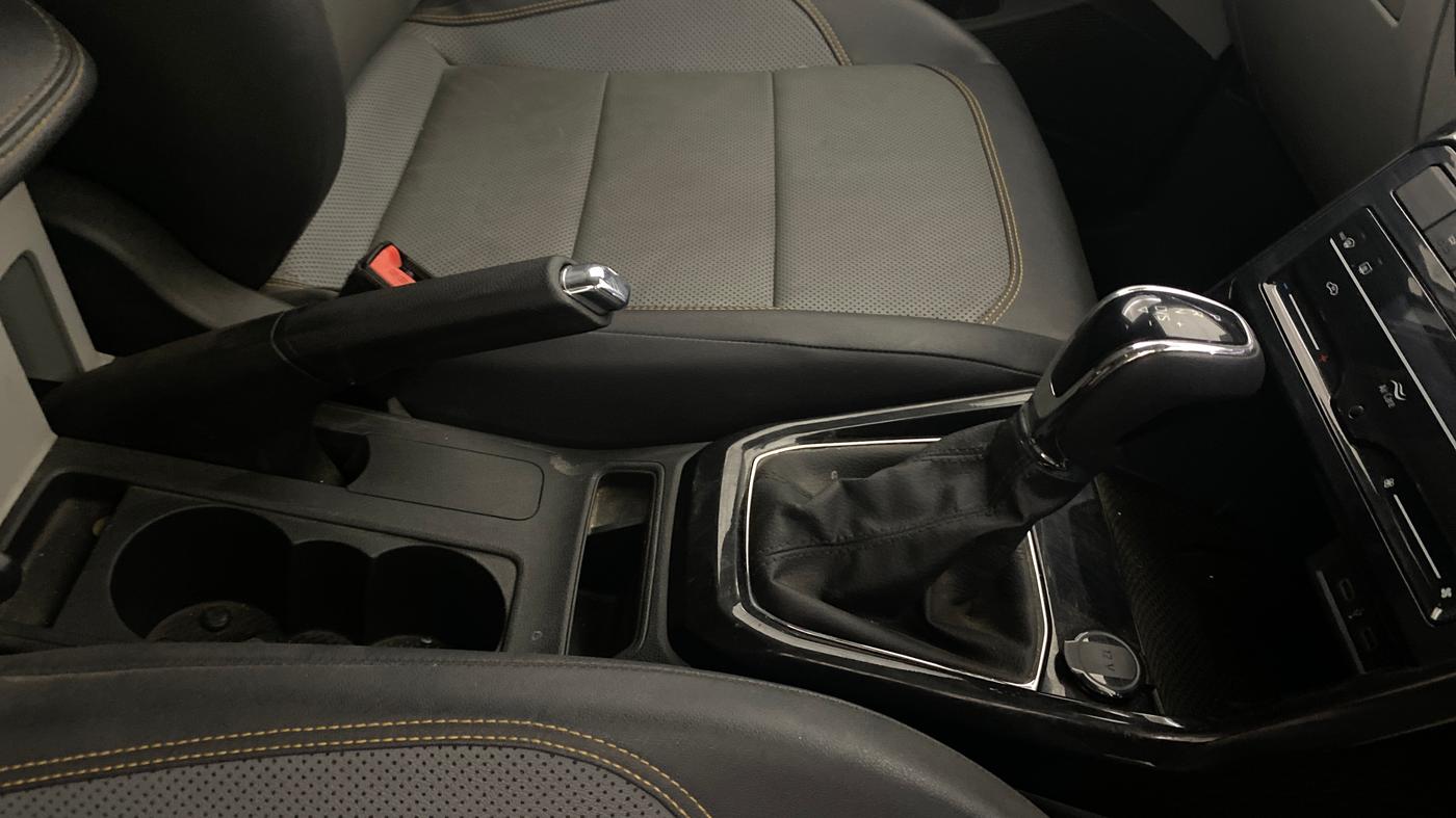 2023 Skoda KUSHAQ STYLE 1.0L TSI AT (6 AIRBAGS), Petrol, Automatic, 30,962 km, Gear Lever