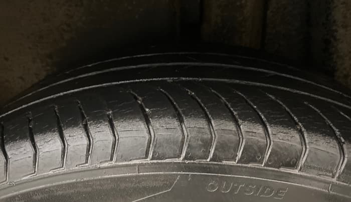 2023 Skoda KUSHAQ STYLE 1.0L TSI AT (6 AIRBAGS), Petrol, Automatic, 30,962 km, Left Rear Tyre Tread