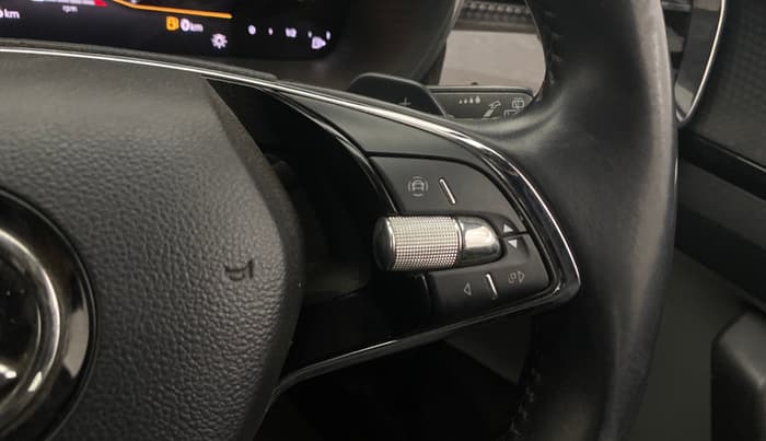 2023 Skoda KUSHAQ STYLE 1.0L TSI AT (6 AIRBAGS), Petrol, Automatic, 30,962 km, Adaptive Cruise Control