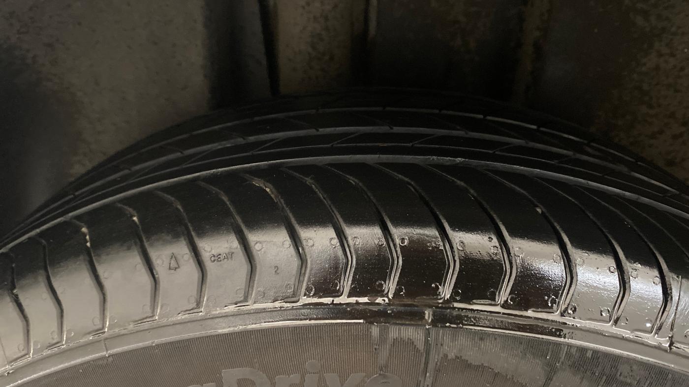 2023 Skoda KUSHAQ STYLE 1.0L TSI AT (6 AIRBAGS), Petrol, Automatic, 30,962 km, Right Rear Tyre Tread