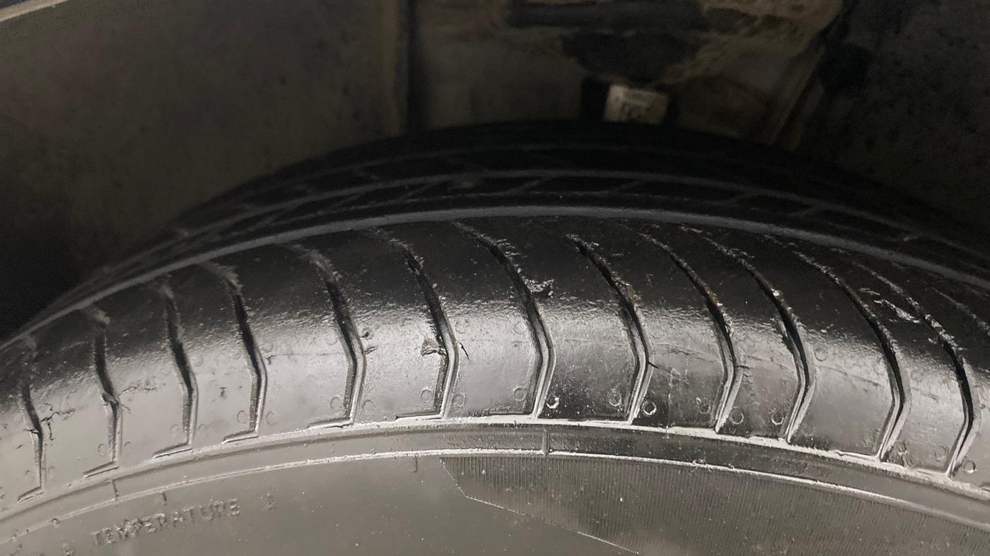 2023 Skoda KUSHAQ STYLE 1.0L TSI AT (6 AIRBAGS), Petrol, Automatic, 30,962 km, Left Front Tyre Tread