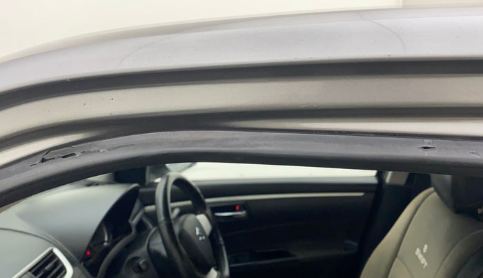 2013 Maruti Swift VXI, Petrol, Manual, 80,824 km, Front passenger door - Beading has minor damage