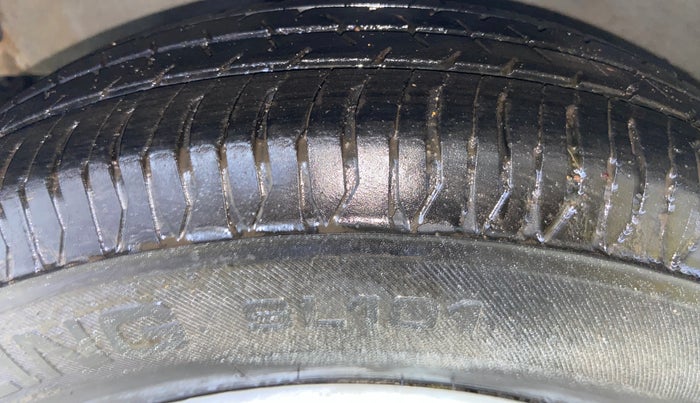 2016 Hyundai i10 MAGNA 1.1, Petrol, Manual, 73,003 km, Left Front Tyre Tread