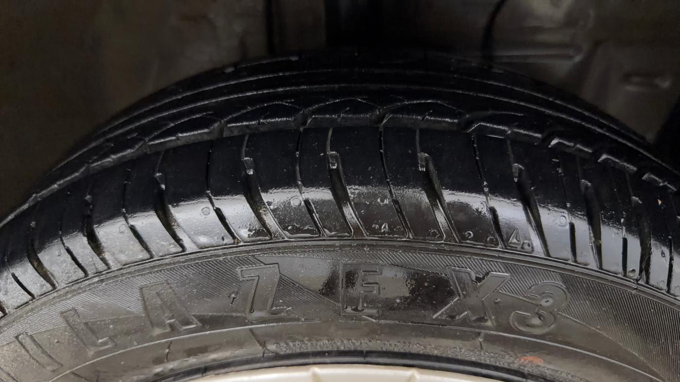 2018 Toyota Etios Liva V, Petrol, Manual, 33,406 km, Right Front Tyre Tread