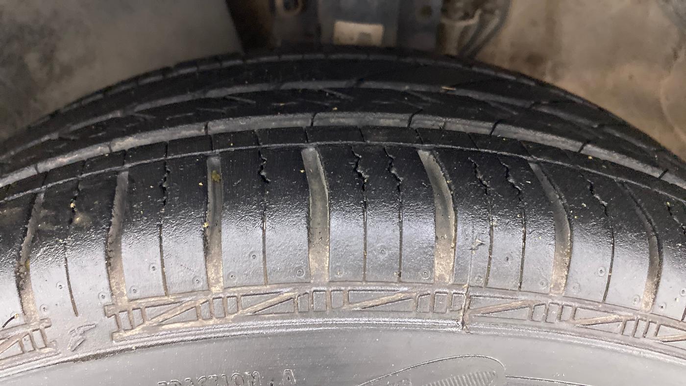 2018 Volkswagen Polo TRENDLINE 1.0L, Petrol, Manual, 69,331 km, Left Front Tyre Tread