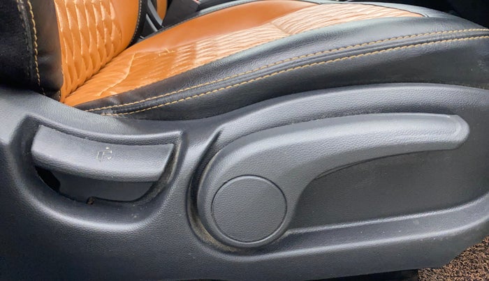 2019 Hyundai Elite i20 ASTA (O) CVT, Petrol, Automatic, 1,02,999 km, Driver Side Adjustment Panel