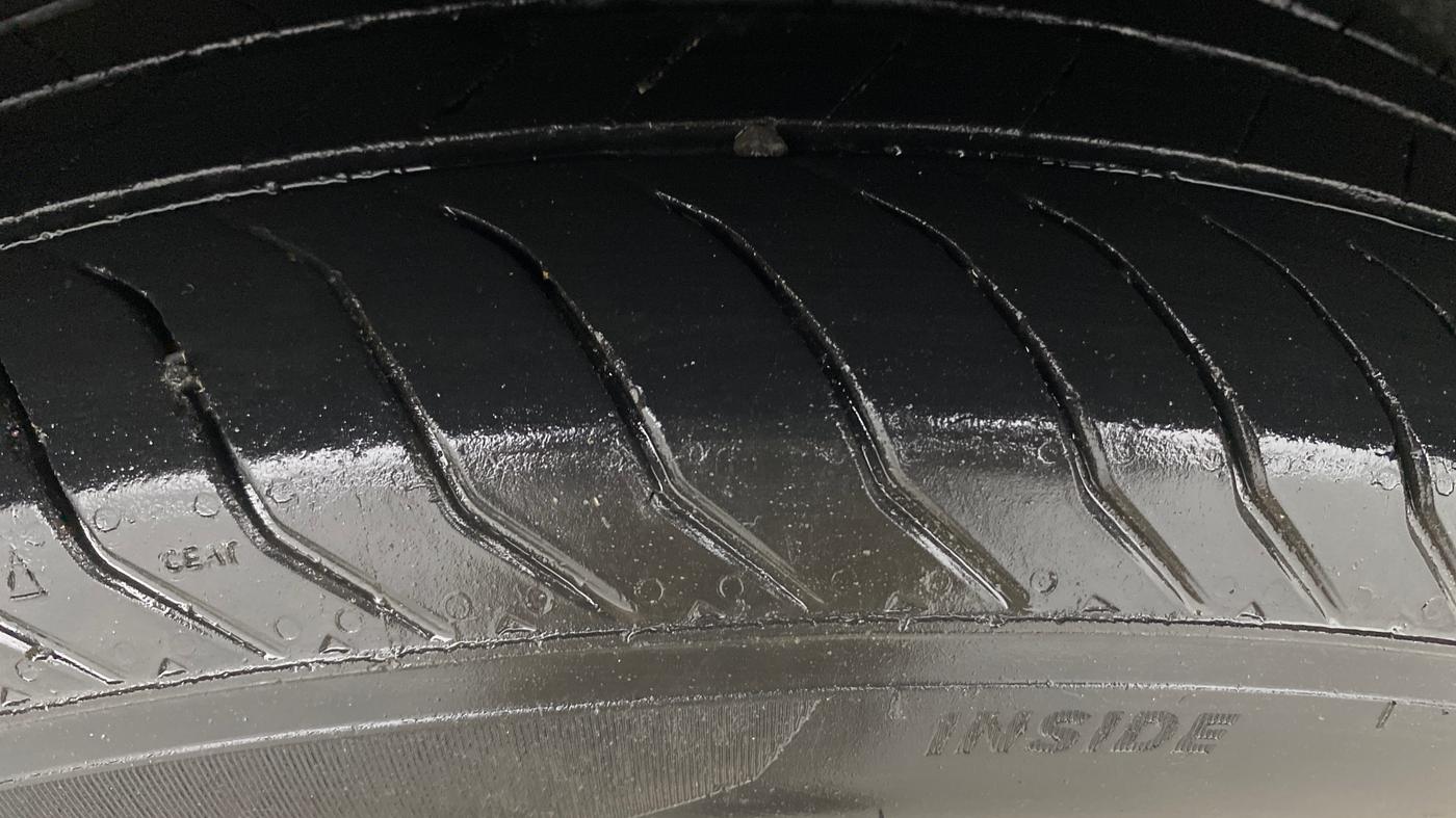 2023 Skoda KUSHAQ AMBITION 1.0L TSI AT, Petrol, Automatic, 30,383 km, Right Rear Tyre Tread