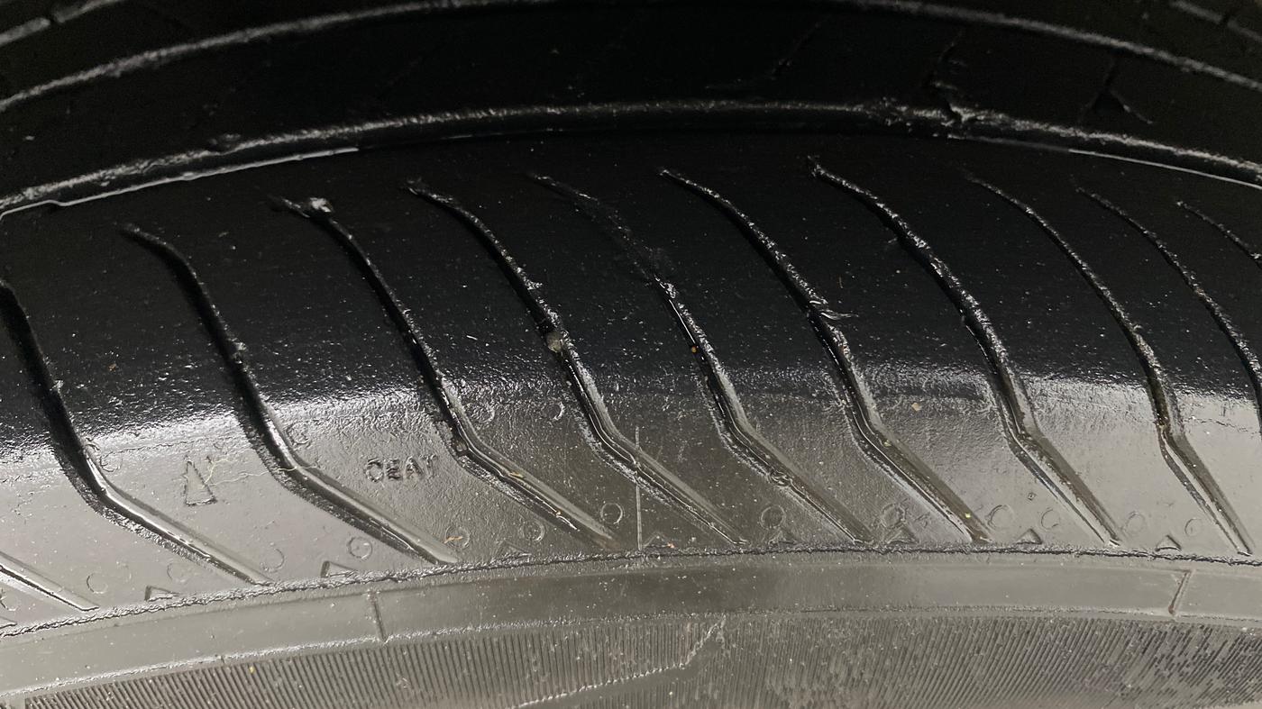 2023 Skoda KUSHAQ AMBITION 1.0L TSI AT, Petrol, Automatic, 30,383 km, Right Front Tyre Tread