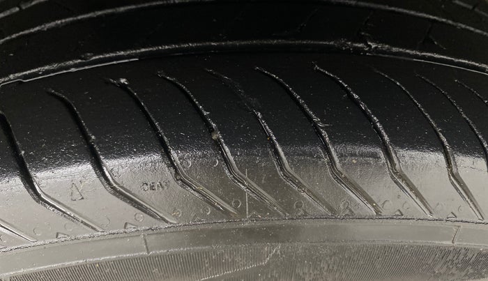 2023 Skoda KUSHAQ AMBITION 1.0L TSI AT, Petrol, Automatic, 30,383 km, Right Front Tyre Tread