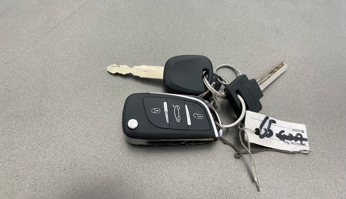 2021 Maruti Dzire LXI, Petrol, Manual, 38,336 km, Key Close Up