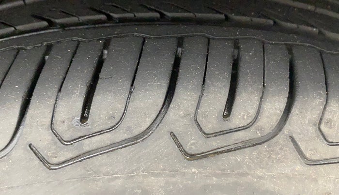 2019 Ford Ecosport TITANIUM 1.5L SPORTS(SUNROOF) DIESEL, Diesel, Manual, 1,04,043 km, Right Front Tyre Tread