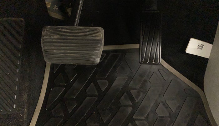 2022 Mahindra XUV300 W8 (O) 1.2 PETROL AMT, Petrol, Automatic, 20,474 km, Pedals