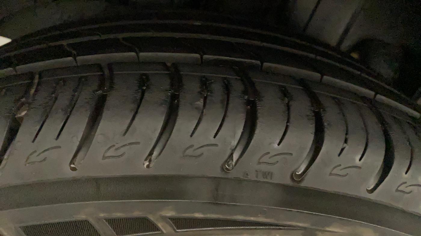 2022 Mahindra XUV300 W8 (O) 1.2 PETROL AMT, Petrol, Automatic, 20,474 km, Left Rear Tyre Tread