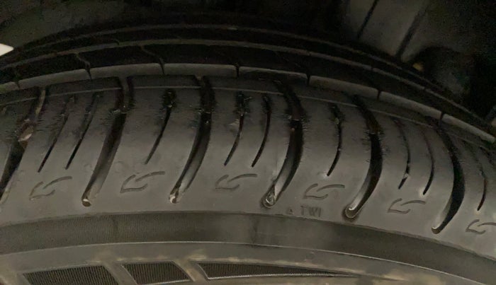2022 Mahindra XUV300 W8 (O) 1.2 PETROL AMT, Petrol, Automatic, 20,474 km, Left Rear Tyre Tread