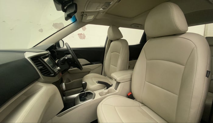 2022 Mahindra XUV300 W8 (O) 1.2 PETROL AMT, Petrol, Automatic, 20,474 km, Right Side Front Door Cabin