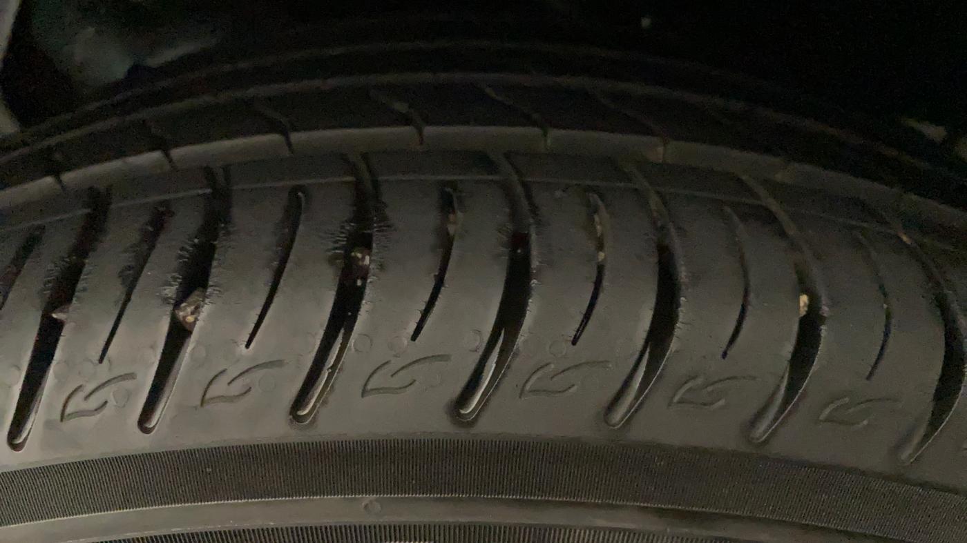 2022 Mahindra XUV300 W8 (O) 1.2 PETROL AMT, Petrol, Automatic, 20,474 km, Left Front Tyre Tread