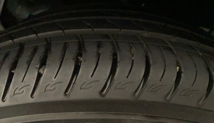 2022 Mahindra XUV300 W8 (O) 1.2 PETROL AMT, Petrol, Automatic, 20,474 km, Left Front Tyre Tread