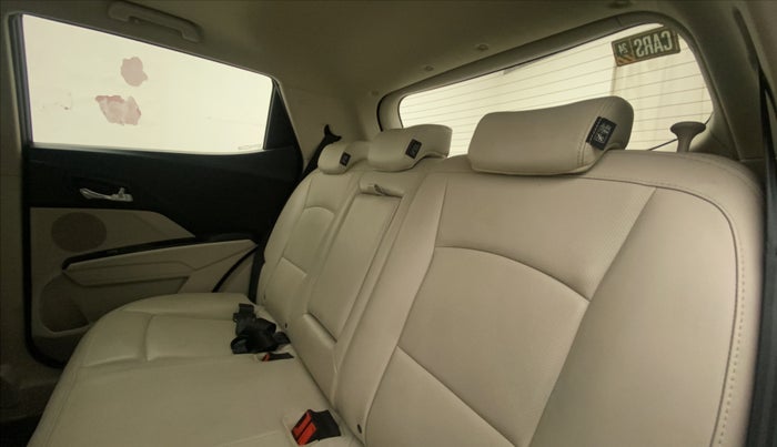 2022 Mahindra XUV300 W8 (O) 1.2 PETROL AMT, Petrol, Automatic, 20,474 km, Right Side Rear Door Cabin