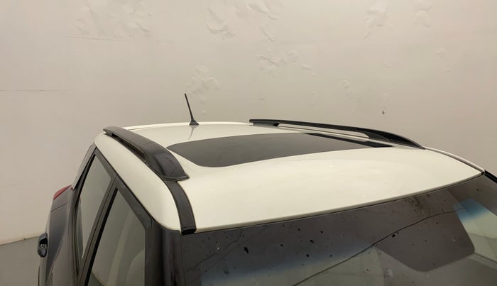 2022 Mahindra XUV300 W8 (O) 1.2 PETROL AMT, Petrol, Automatic, 20,474 km, Roof