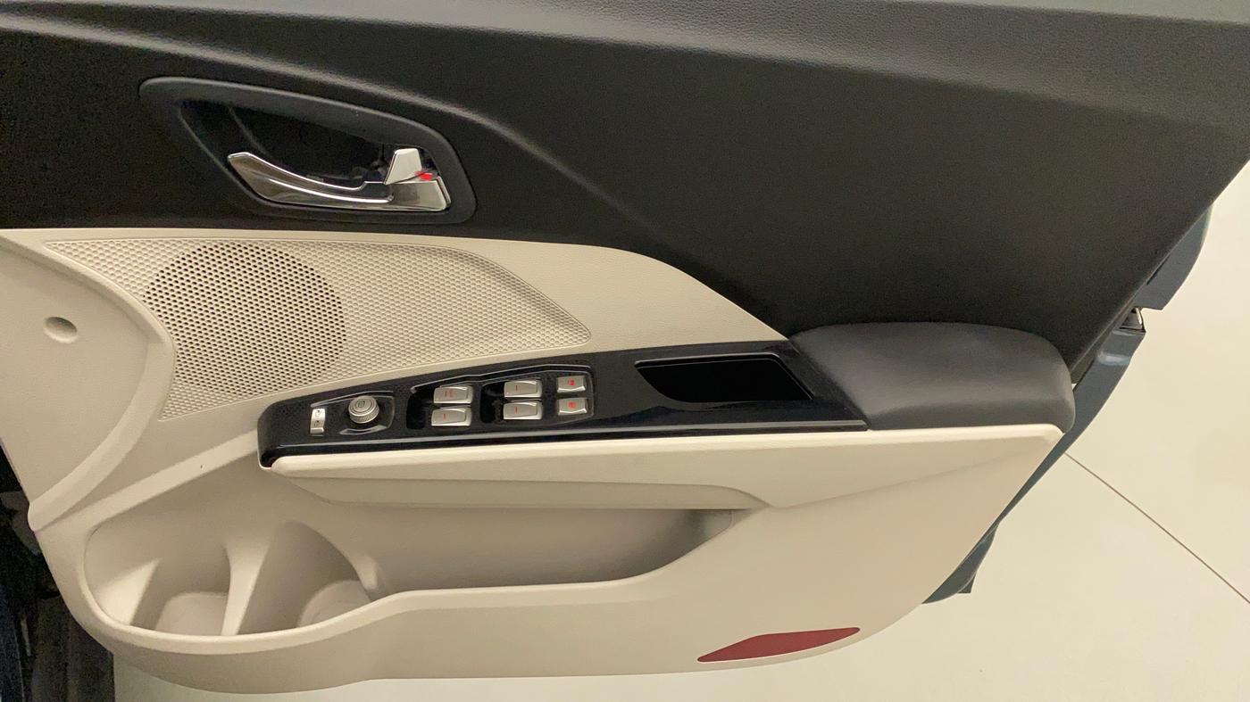 2022 Mahindra XUV300 W8 (O) 1.2 PETROL AMT, Petrol, Automatic, 20,474 km, Driver Side Door Panels Control