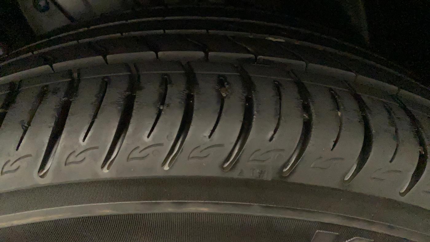 2022 Mahindra XUV300 W8 (O) 1.2 PETROL AMT, Petrol, Automatic, 20,474 km, Right Rear Tyre Tread