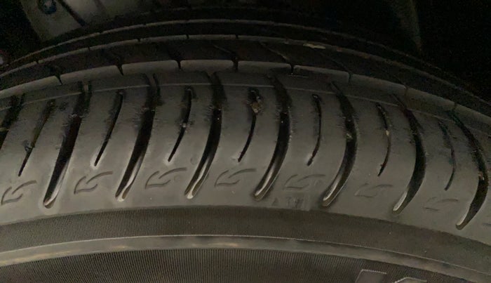 2022 Mahindra XUV300 W8 (O) 1.2 PETROL AMT, Petrol, Automatic, 20,474 km, Right Rear Tyre Tread