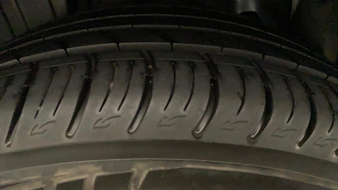 2022 Mahindra XUV300 W8 (O) 1.2 PETROL AMT, Petrol, Automatic, 20,474 km, Right Front Tyre Tread