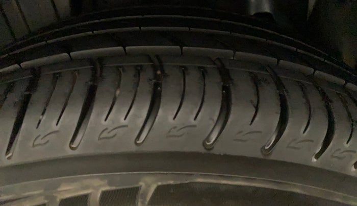 2022 Mahindra XUV300 W8 (O) 1.2 PETROL AMT, Petrol, Automatic, 20,474 km, Right Front Tyre Tread